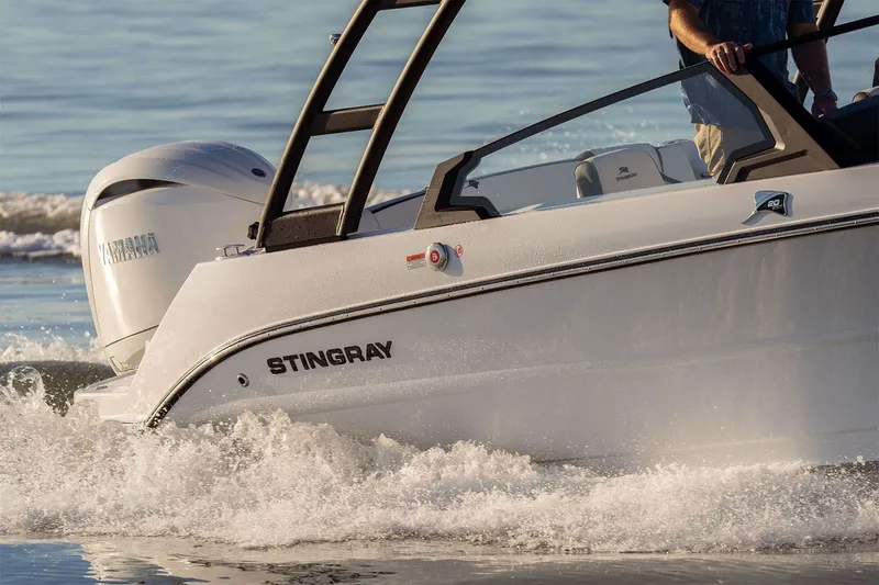 Slide: The Image of Stingray 20 SBX 2026 boat on water with Yamaha engine. - 3