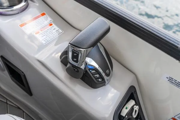 Slide: The Image of Throttle control of 2023 Bennington QX 25 QXSBA boat, featuring ergonomic design and control buttons. - 20