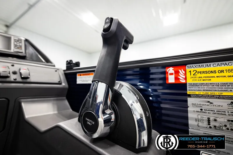 Slide: The Image of Throttle control of 2026 Bennington 22 SSBSF boat with capacity details. - 39