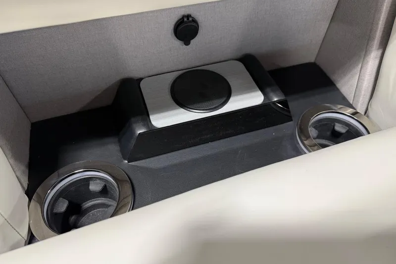 Slide: The Image of Interior of 2025 Balise Horizon 24 featuring cup holders and a charging dock. - 10