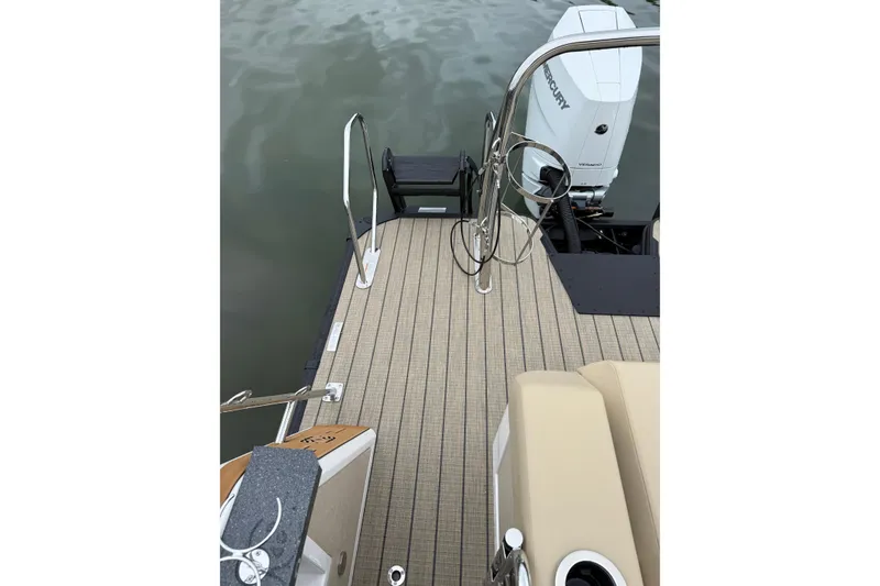 Slide: The Image of Balise Helix 26 L 2025 boat deck with Mercury engine, featuring sleek design and modern amenities. - 9