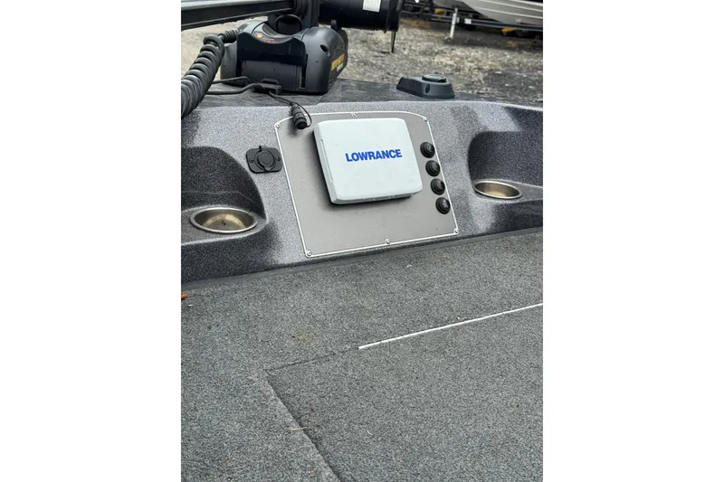 Slide: The Image of 2013 Ranger 1850 LS boat dashboard with Lowrance fishfinder and cup holders. - 5