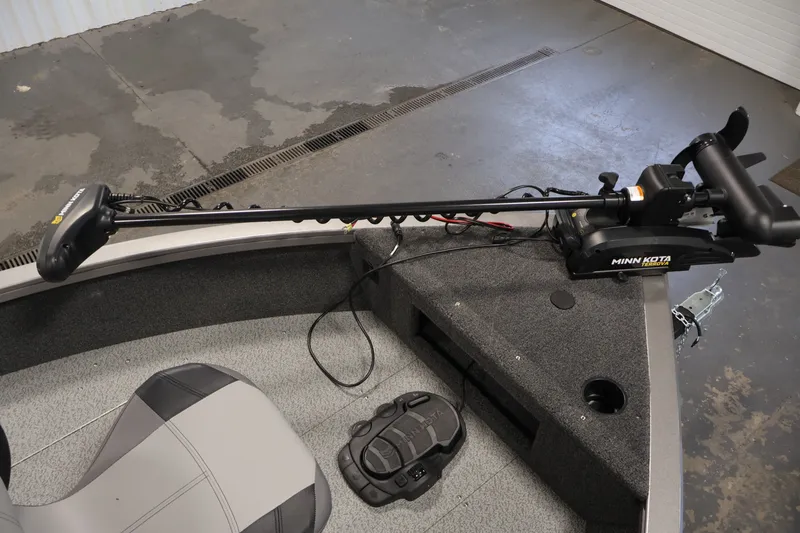 Slide: The Image of 2026 Crestliner 1750 Fish Hawk SC boat with Minn Kota trolling motor. - 15