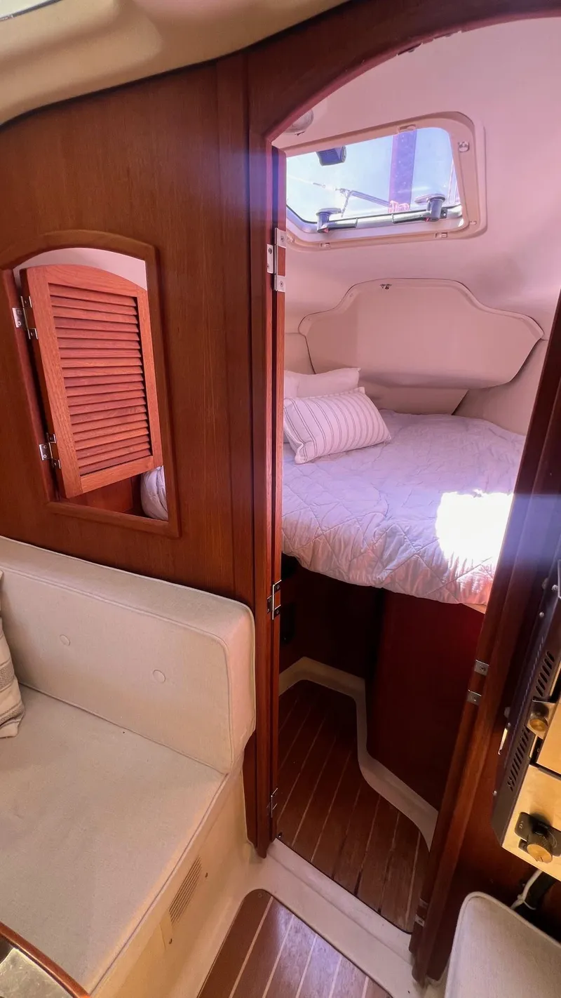 Slide: The Image of Interior of a 2001 Hunter 340 yacht with cozy cabin. - 24