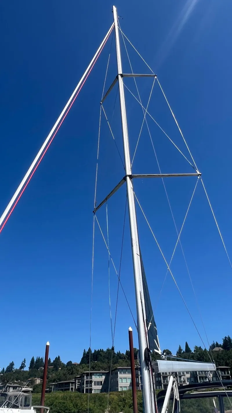 Slide: The Image of Mast of a 2001 Hunter 340 sailboat against a clear blue sky. - 37