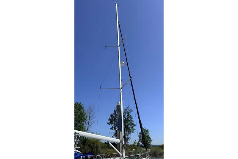 Slide: The Image of Tall mast of a 2002 Hunter 386 sailboat against a clear blue sky. - 35