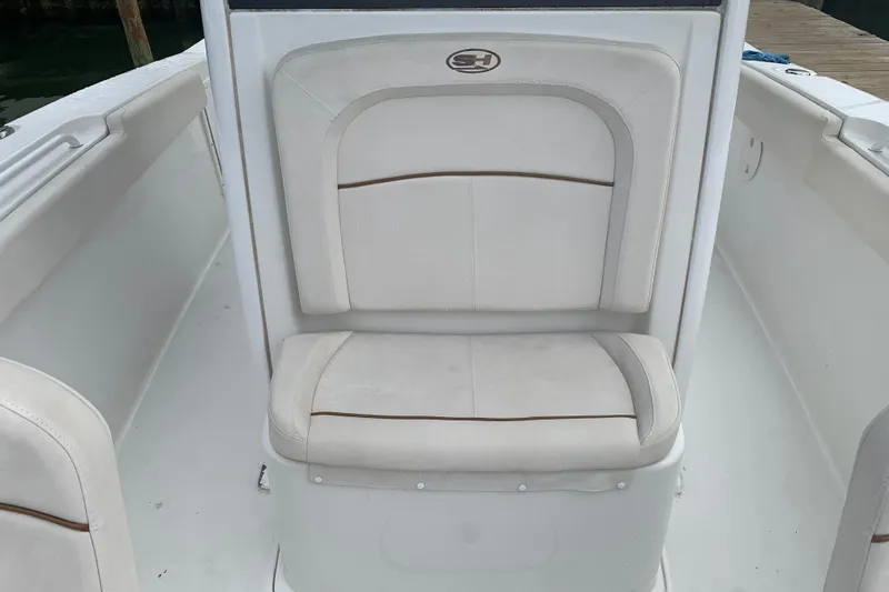 Slide: The Image of 2020 Sea Hunt Ultra 275 SE boat seat with white cushioned upholstery. - 10