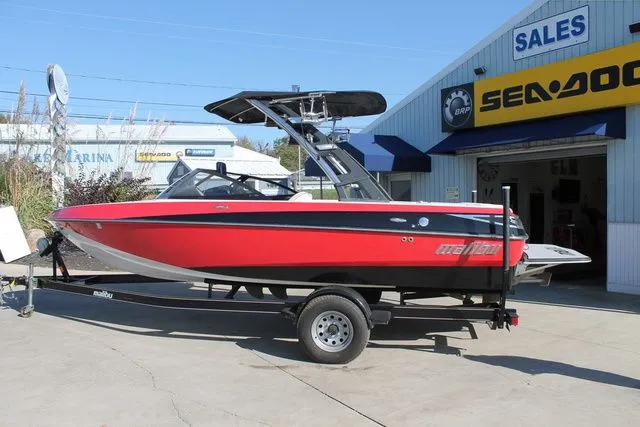 The Image of 2011 Malibu Wakesetter 20 VTX boat in front of sales building. - 1