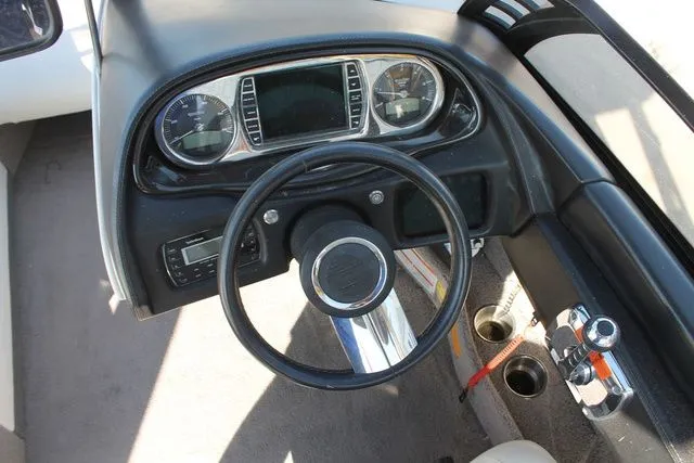 Slide: The Image of Steering wheel and dashboard of a 2011 Malibu Wakesetter 20 VTX. - 11
