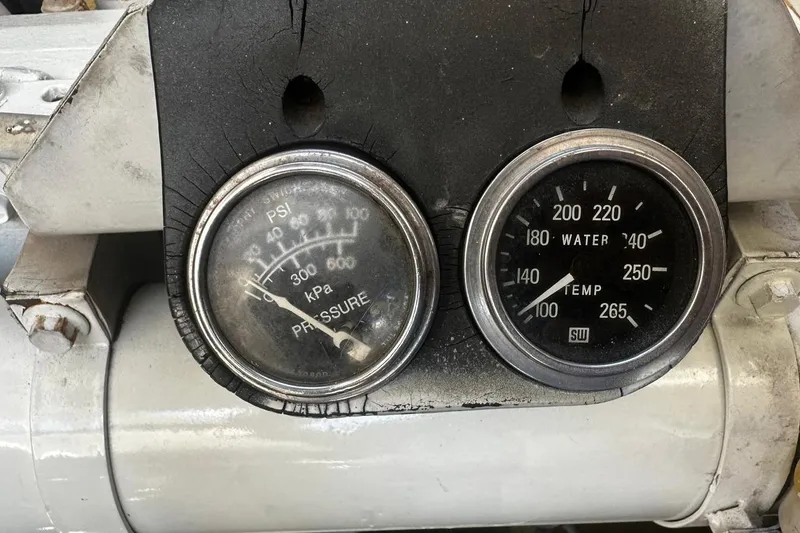 Slide: The Image of Gauges on a 2004 Sea Ray 380 Sundancer displaying pressure and water temperature. - 17