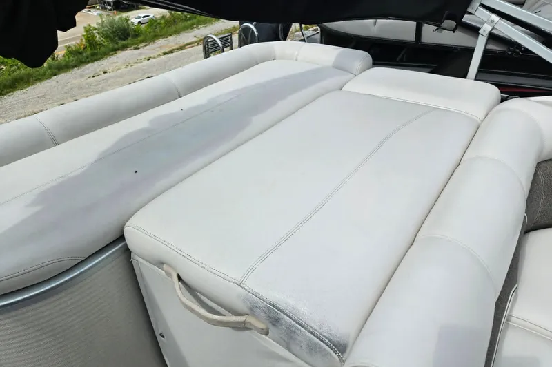 Slide: The Image of Premier 225 Legend RE 2007 boat with white cushioned seating, outdoor setting. - 10