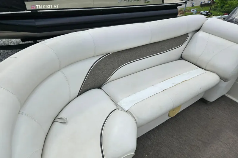 Slide: The Image of White seating area on a 2007 Premier 225 Legend RE boat. - 4