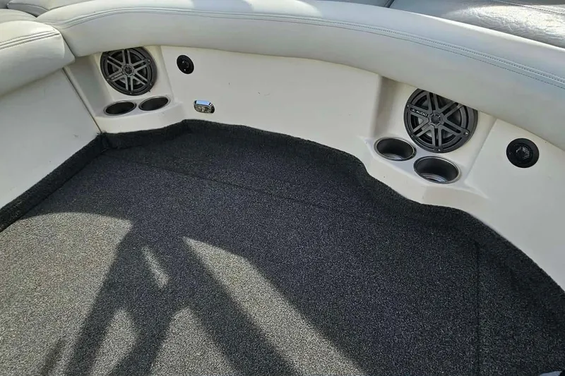 Slide: The Image of Interior of 2006 Tigé 22Ve boat with speakers and cup holders. - 19