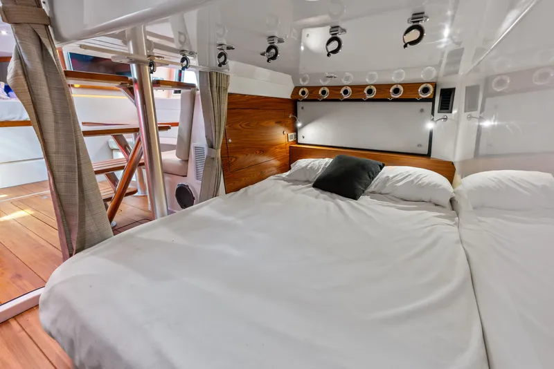 Slide: The Image of Boston Whaler 405 Conquest 2023 - 30