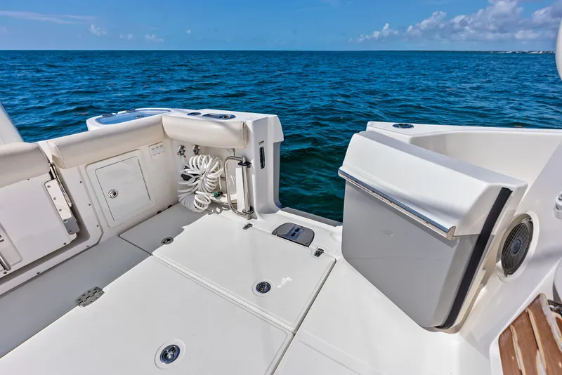 Slide: The Image of Boston Whaler 405 Conquest 2023 - 15
