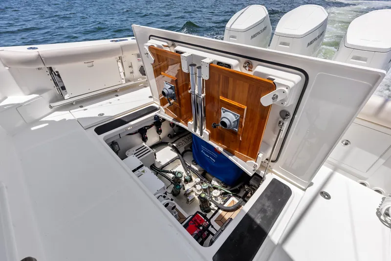 Slide: The Image of Boston Whaler 405 Conquest 2023 - 43