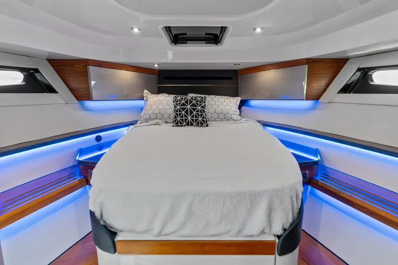 Slide: The Image of Boston Whaler 405 Conquest 2023 - 32