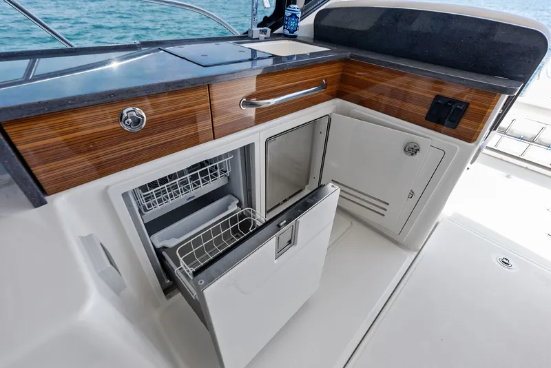 Slide: The Image of Boston Whaler 405 Conquest 2023 - 18