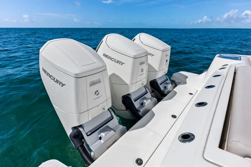 Slide: The Image of Boston Whaler 405 Conquest 2023 - 41