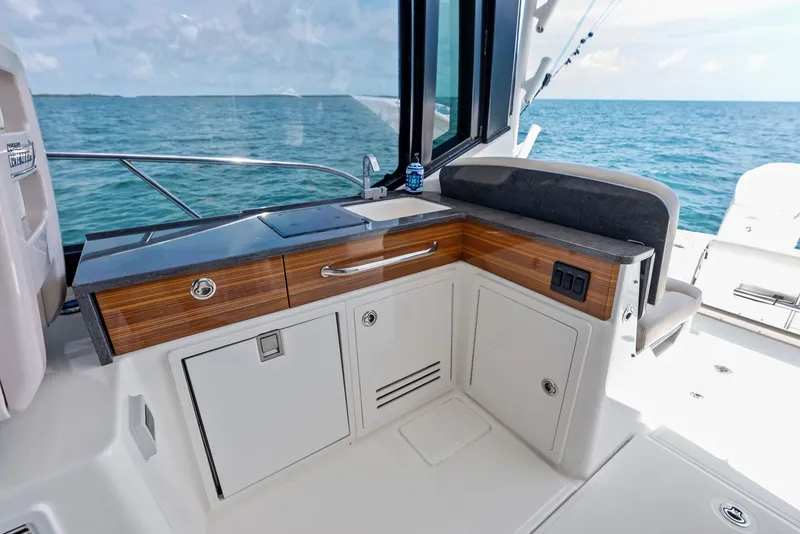 Slide: The Image of Boston Whaler 405 Conquest 2023 - 17