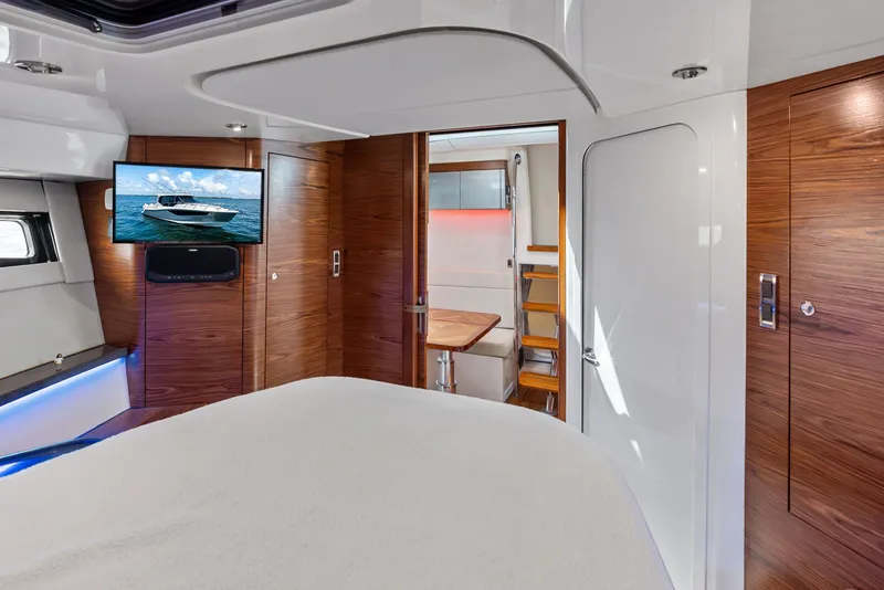 Slide: The Image of Boston Whaler 405 Conquest 2023 - 33