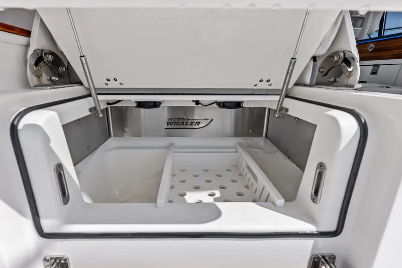 Slide: The Image of Boston Whaler 405 Conquest 2023 - 19