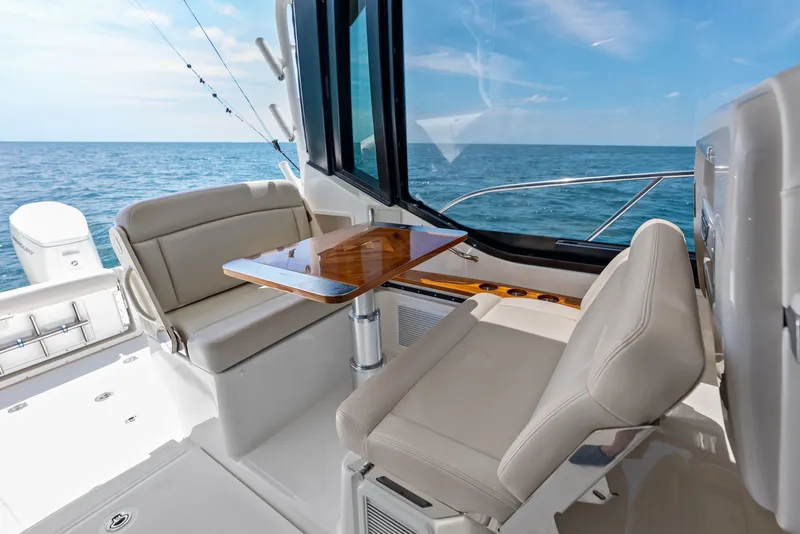 Slide: The Image of Boston Whaler 405 Conquest 2023 - 20