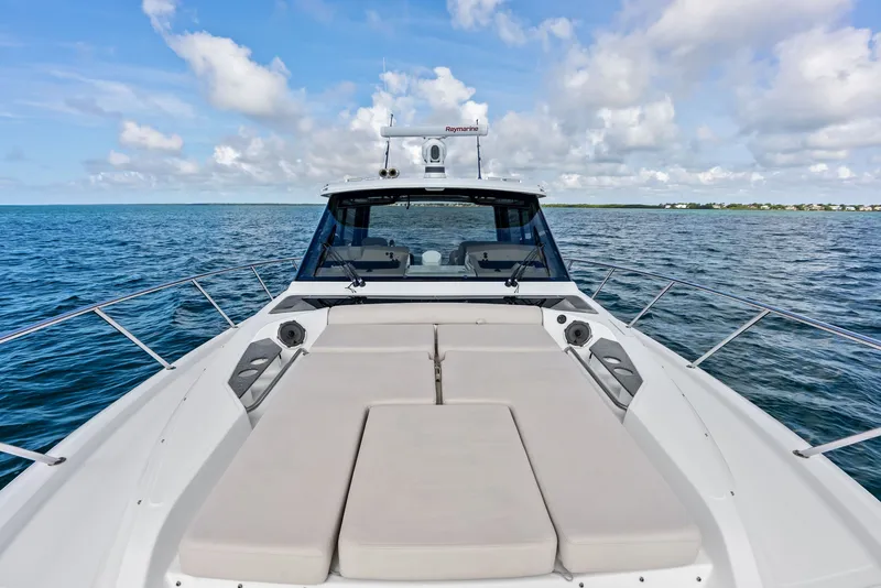 Slide: The Image of Boston Whaler 405 Conquest 2023 - 38
