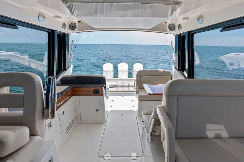 Slide: The Image of Boston Whaler 405 Conquest 2023 - 16