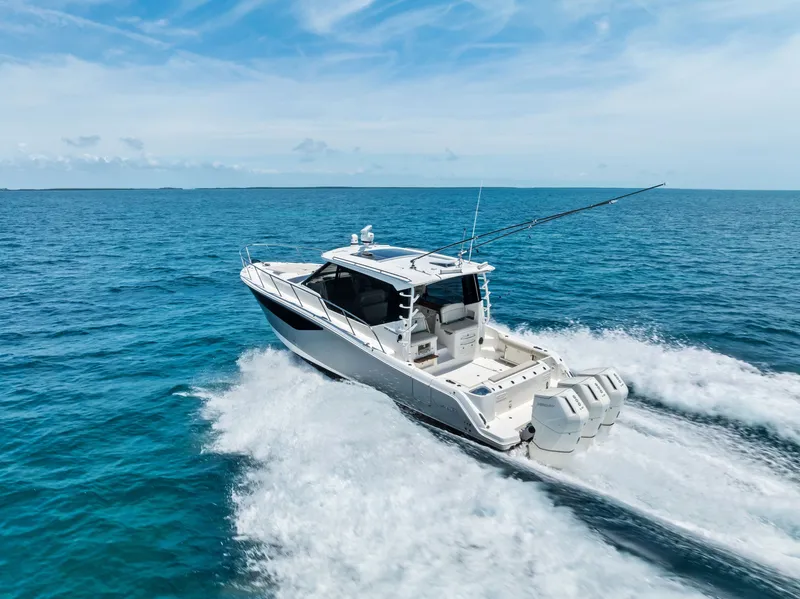 Slide: The Image of Boston Whaler 405 Conquest 2023 - 8