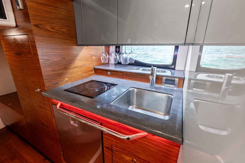 Slide: The Image of Boston Whaler 405 Conquest 2023 - 28