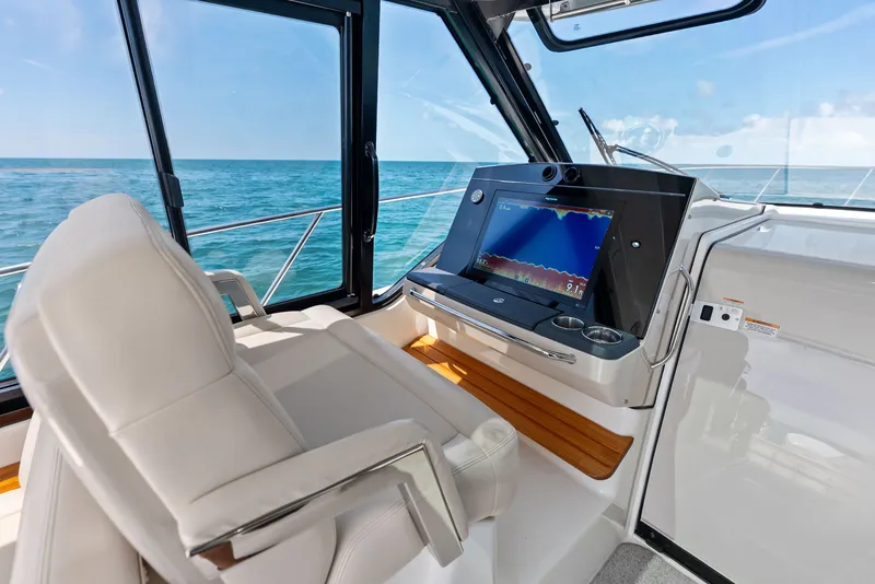 Slide: The Image of Boston Whaler 405 Conquest 2023 - 25