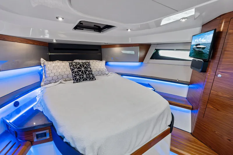 Slide: The Image of Boston Whaler 405 Conquest 2023 - 31