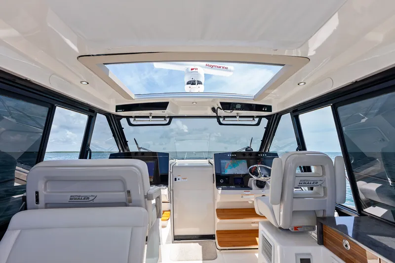 Slide: The Image of Boston Whaler 405 Conquest 2023 - 21