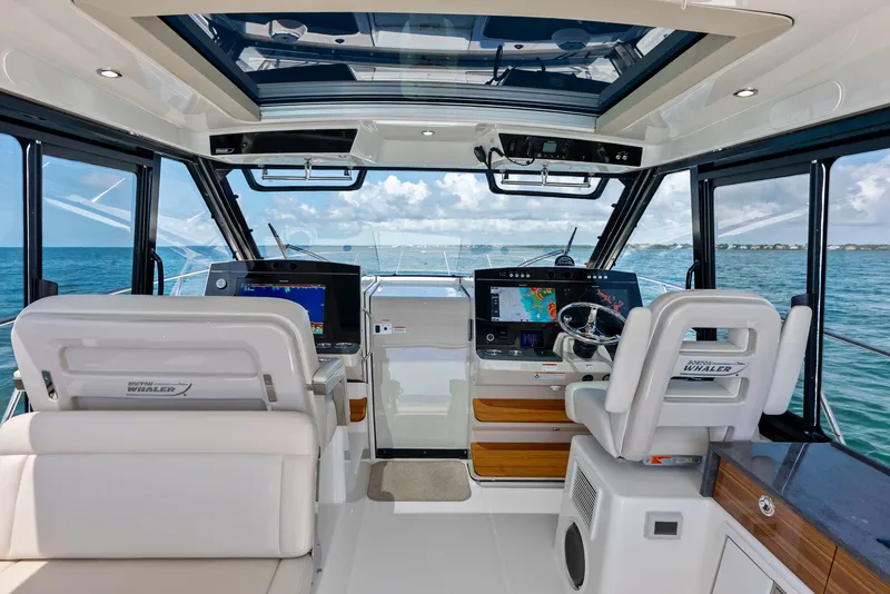Slide: The Image of Boston Whaler 405 Conquest 2023 - 22