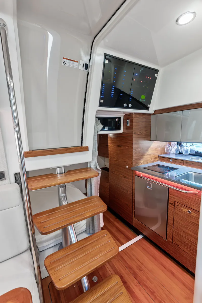 Slide: The Image of Boston Whaler 405 Conquest 2023 - 29