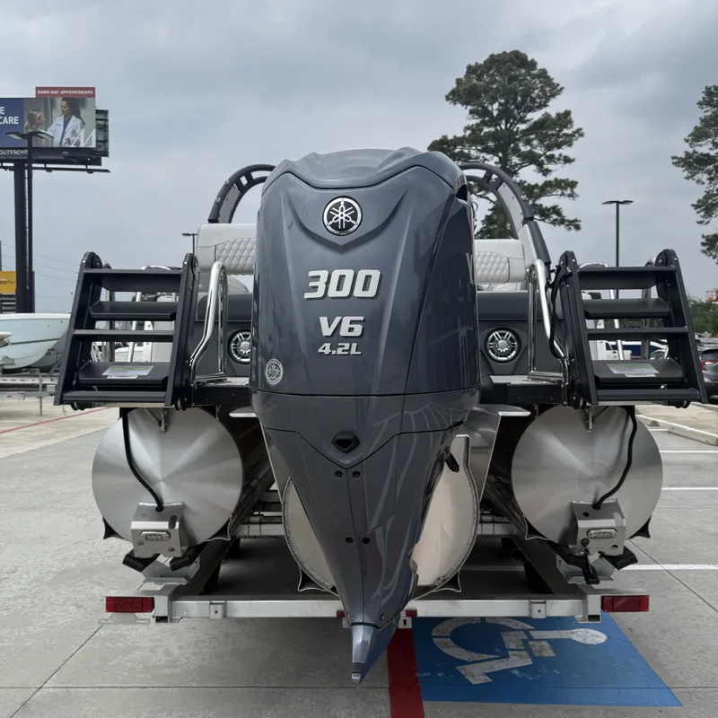 Slide: The Image of Avalon QLS25T Excalibur 2026 with Yamaha 300 V6 outboard motor. - 10