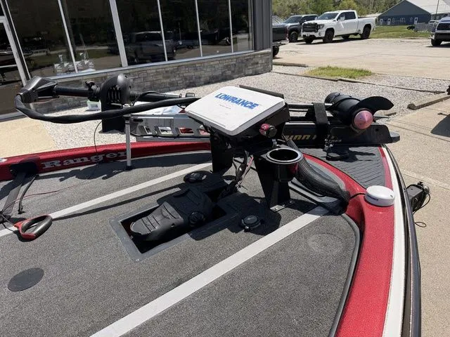 Slide: The Image of Ranger Z20 2026 boat with Lowrance fish finder and Minn Kota trolling motor. - 10