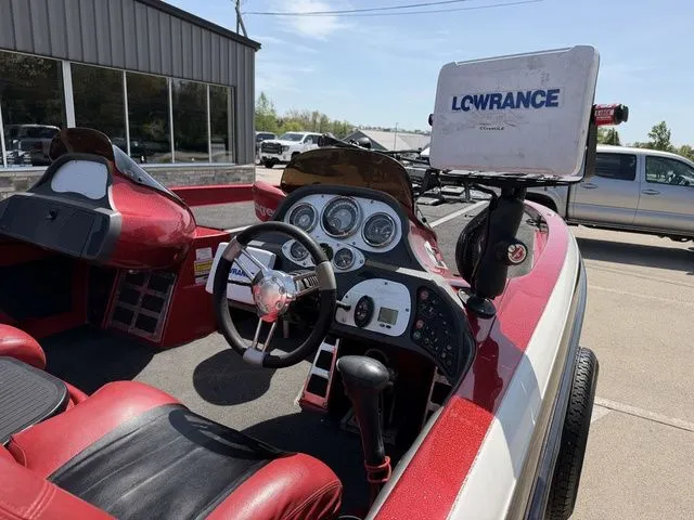 Slide: The Image of Interior of a 2026 Ranger Z20 boat with Lowrance electronics. - 6