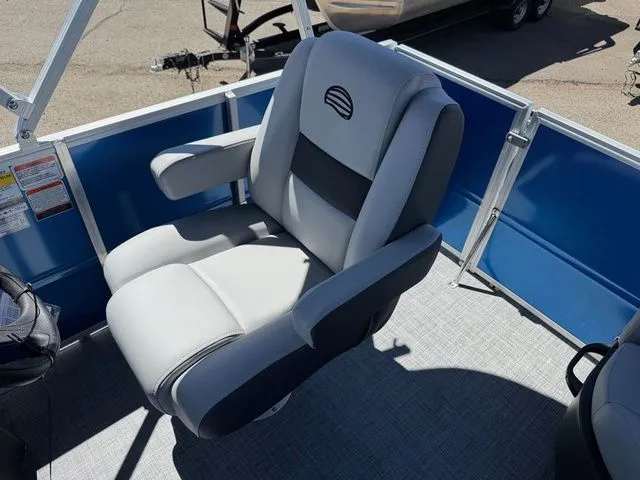 Slide: The Image of Sun Tracker Party Barge 16 DLX 2026 - 14