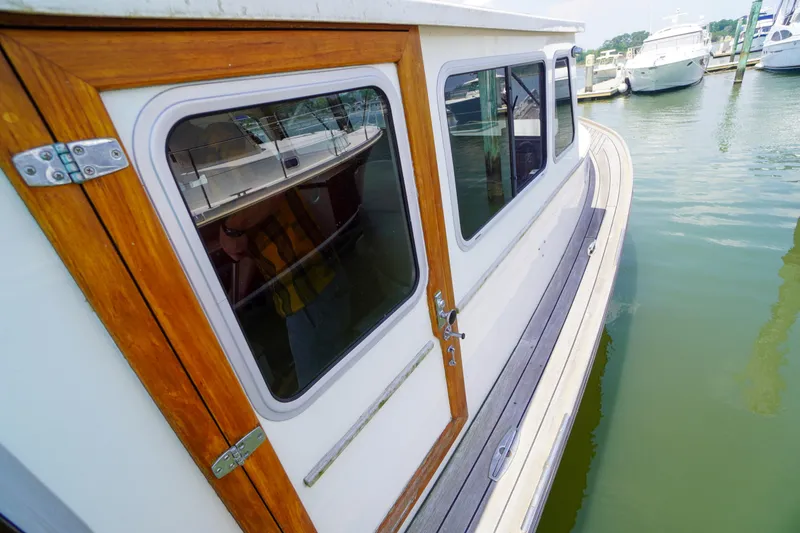 Slide: The Image of Side view of a 2001 Redfern Mitchell Cove 32 boat docked at a marina. - 37