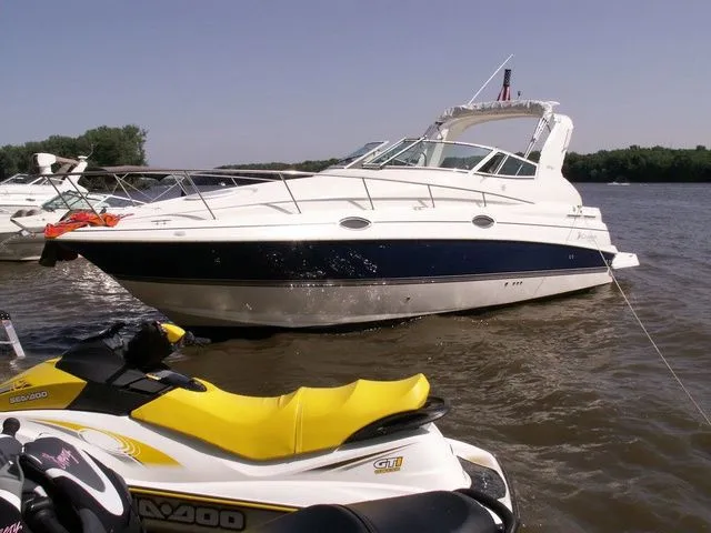 The Image of 2006 Cruisers Yachts 280CXI Express Cruiser on a river. - 1