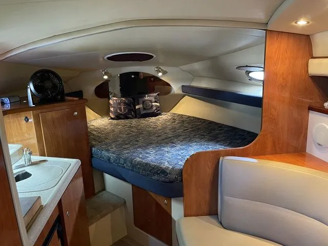 Slide: The Image of Interior of 2006 Cruisers Yachts 280CXI Express Cruiser. - 16