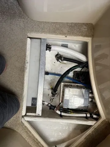 Slide: The Image of Interior view of 2006 Cruisers Yachts 280CXI Express Cruiser, technical components. - 17