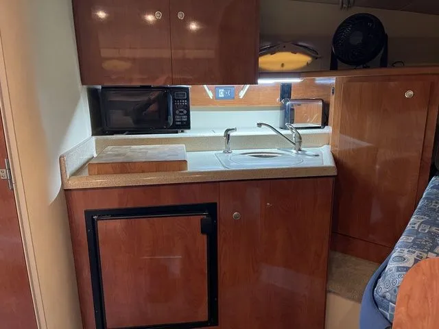 Slide: The Image of 2006 Cruisers Yachts 280CXI Express Cruiser kitchen interior. - 19