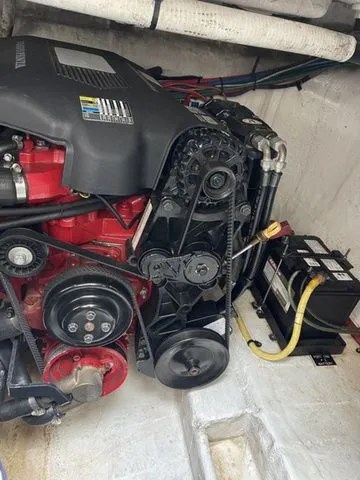 Slide: The Image of 2006 Cruisers Yachts 280CXI engine compartment view. - 30