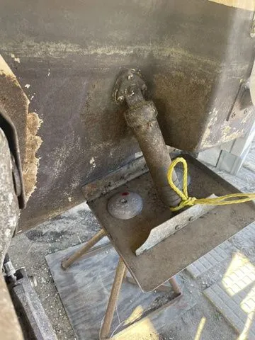 Slide: The Image of 2006 Cruisers Yachts 280CXI Express Cruiser drive unit detail view. - 33