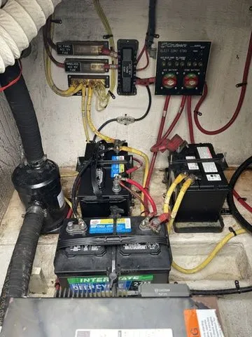 Slide: The Image of Battery compartment of a 2006 Cruisers Yachts 280CXI Express Cruiser. - 39