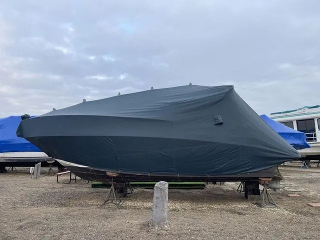 Slide: The Image of 2006 Cruisers Yachts 280CXI Express Cruiser covered on land. - 48