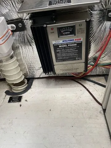 Slide: The Image of 2006 Cruisers Yachts 280CXI Express Cruiser interior with Inteli-Power charger. - 7